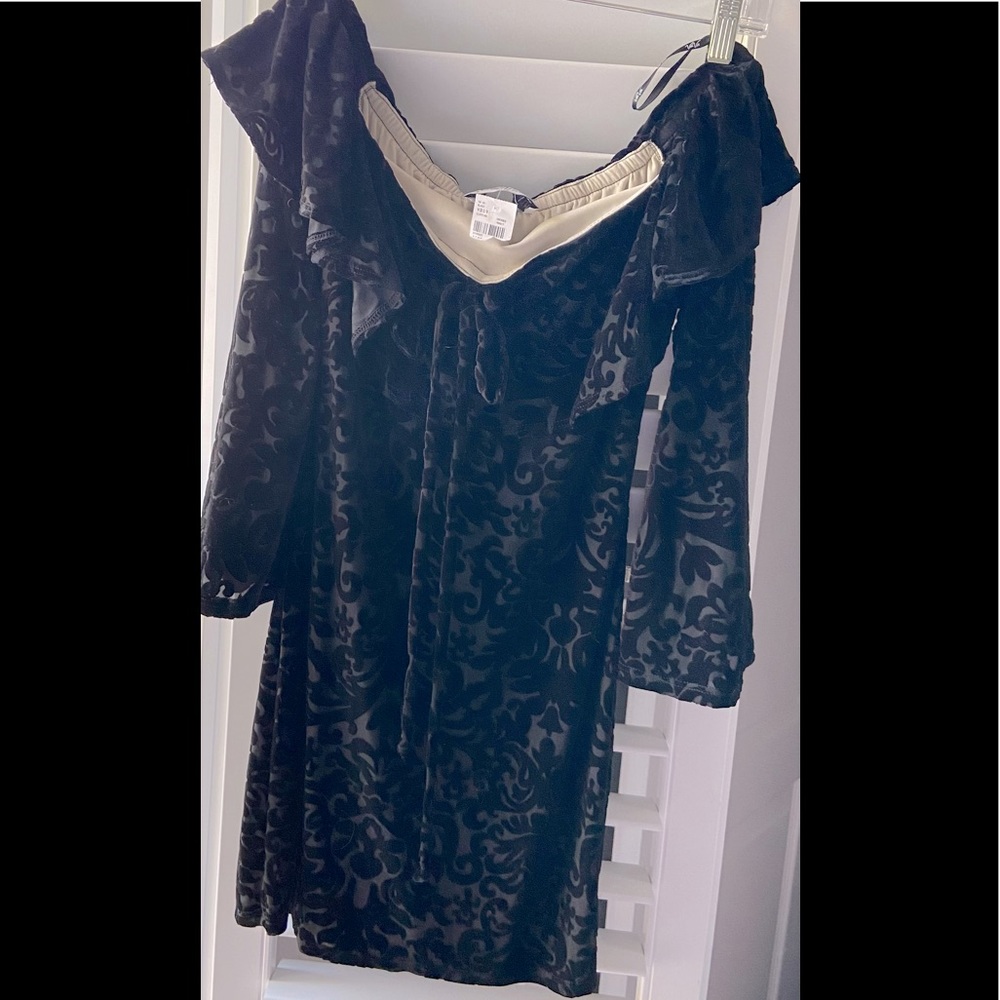 Great condition . Never worn .can be worn off and on shoulder .